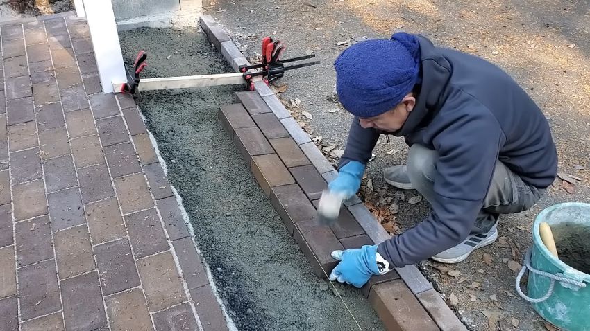 道路側のインターロッキングを造る様子