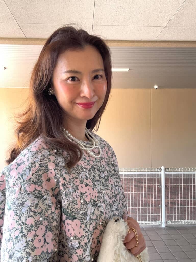 ネオンピンクの華やかなメイク