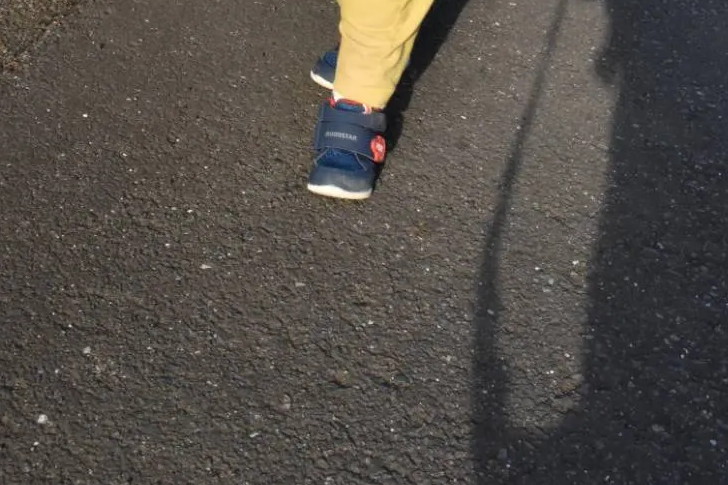 歩いている息子さんを前から写したら……