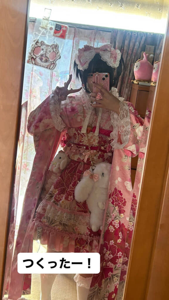 フリル状のレースが多く施された“振袖”を自作した姫甘さん（2024年撮影）