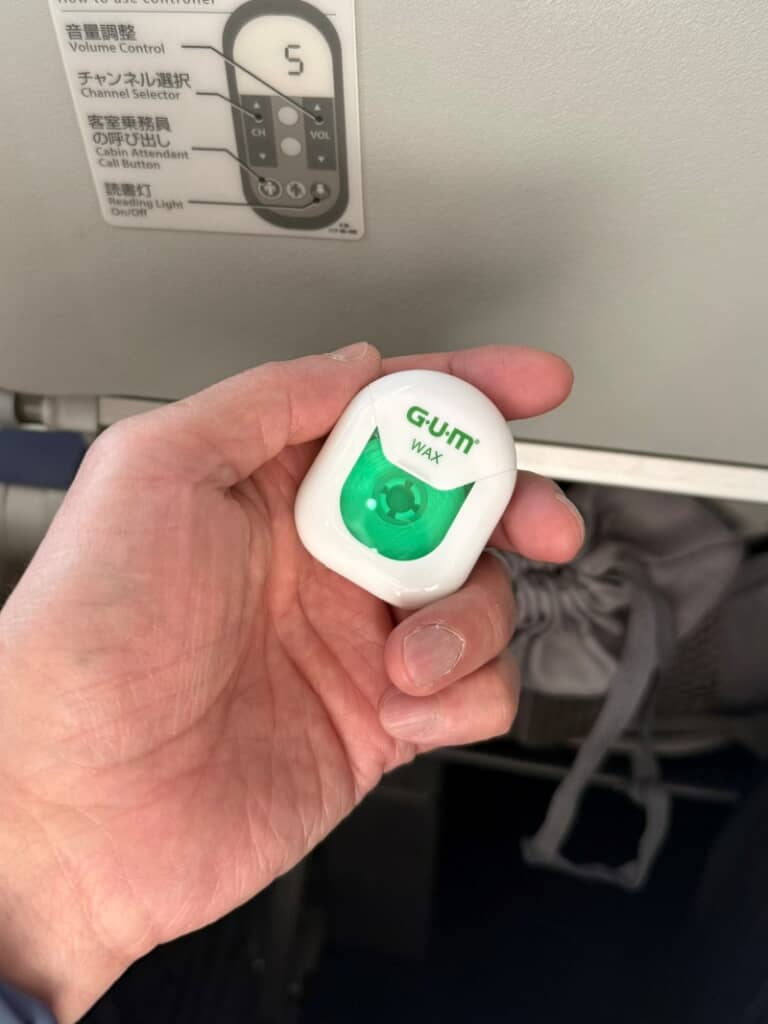 G・U・Mのデンタルフロスを手にしていた岡本さん