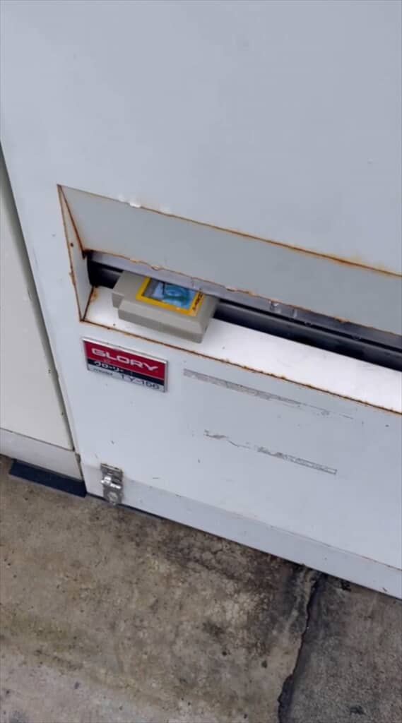 ファミコンのカセットが出てくる自動販売機