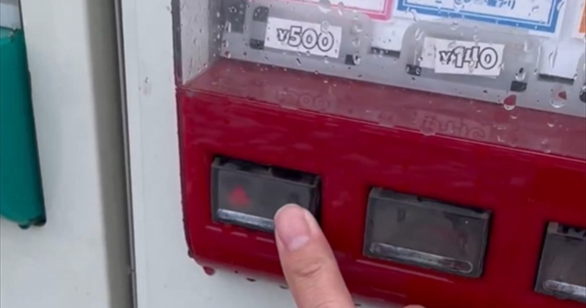 謎の自販機に500円投入→にゅるっと出てきたのは……「声出たw」　まさかの光景に「えーまじか」「栃木県ヤバ過ぎィッ！」（1/3） | ライフスタイル ねとらぼ
