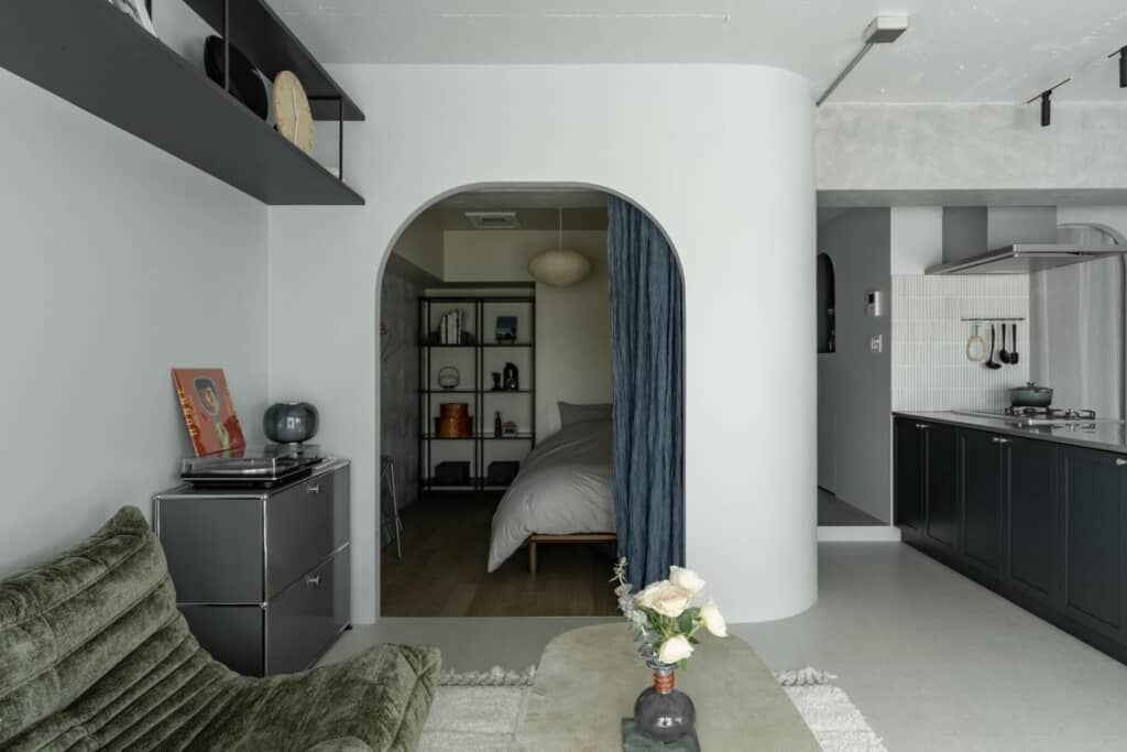 寝室はアーチ型の入口とカーテン