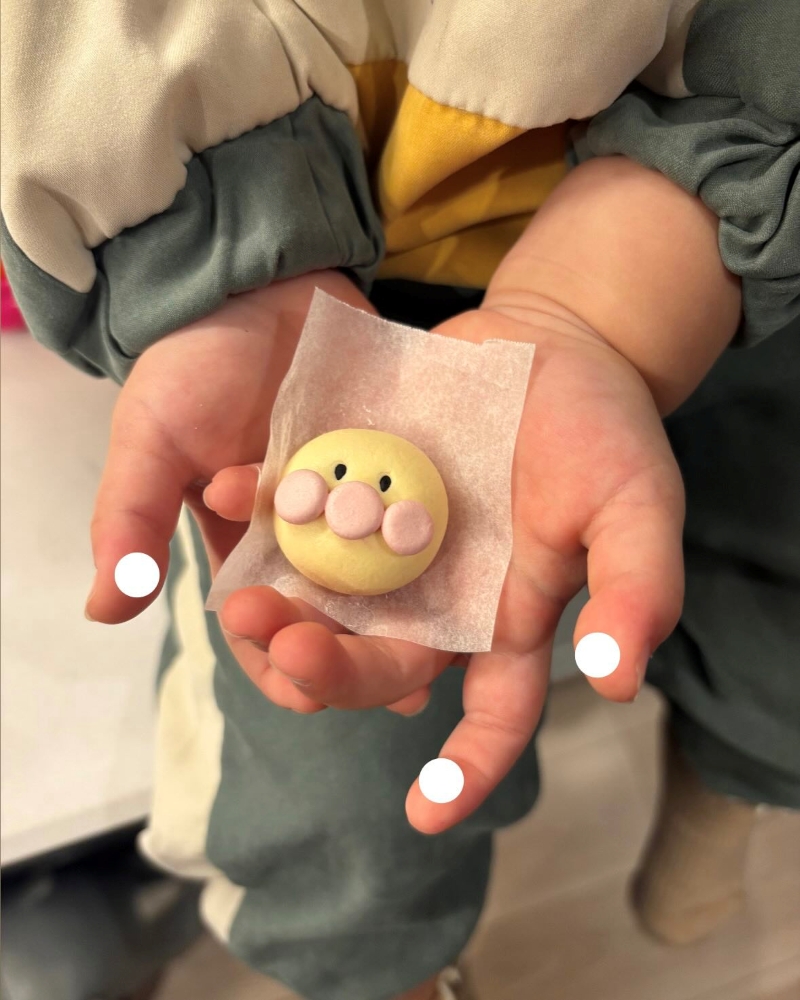 娘ちゃんのお手々に乗ったアンパンマン