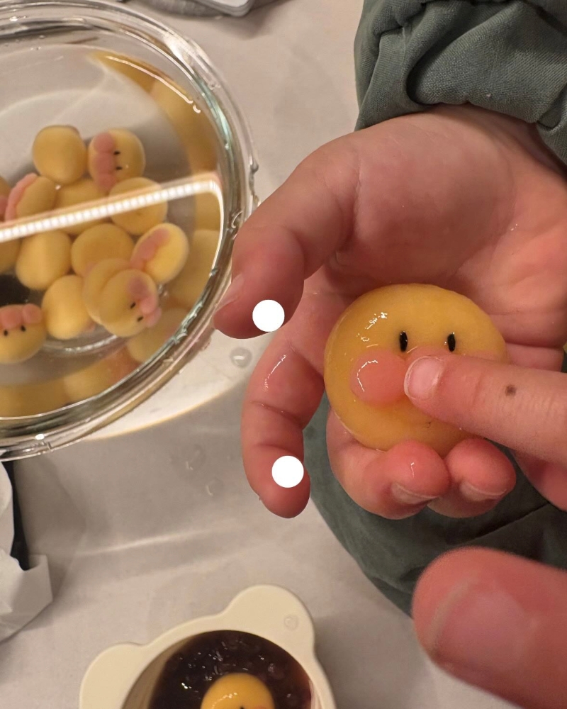 娘ちゃんも嬉しそうに白玉を触っています