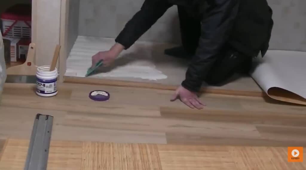 フロアクッションを床に貼る