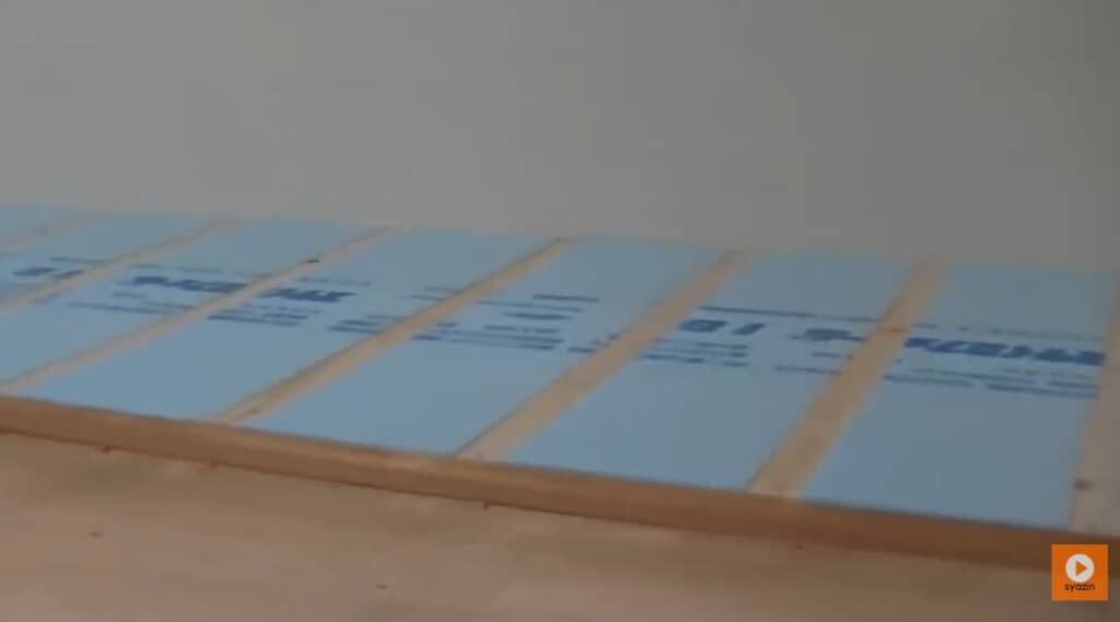 断熱材を床に敷く