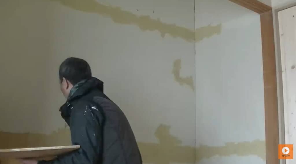 壁に下塗りをする