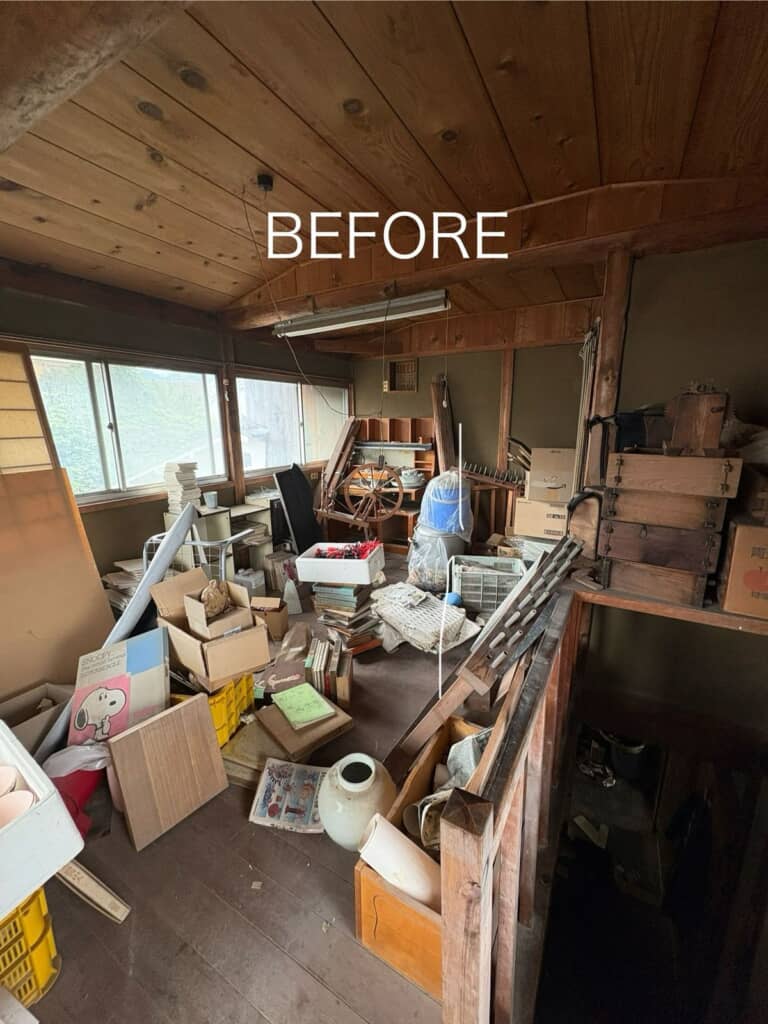 物が散乱している改装前の2階