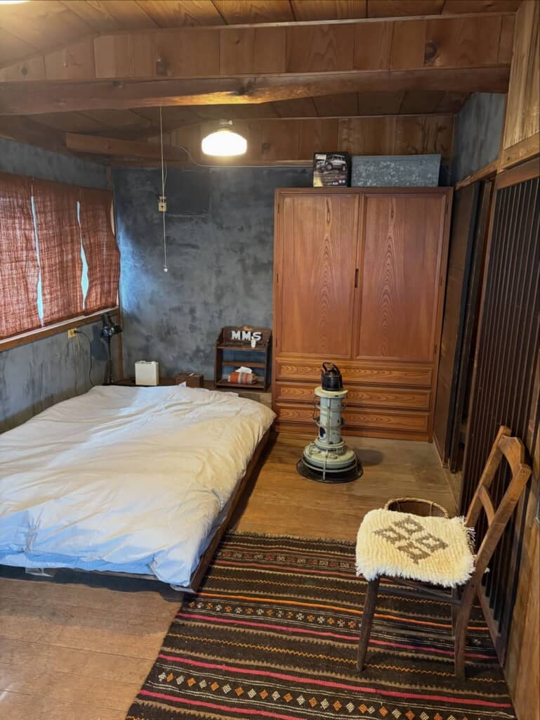 古い板材を組み合わせて作ったベッドと母親の物を流用した本棚