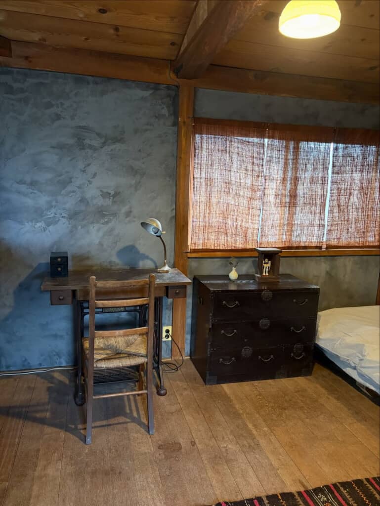 デスクとして活用している足踏みミシン