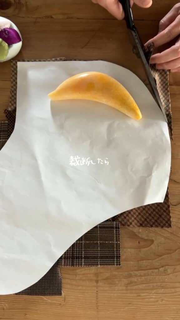 端切れを縫い合わせたら、型紙に合わせて裁断