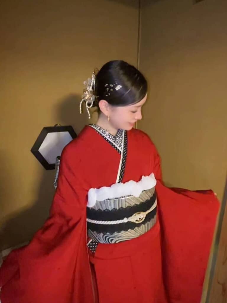 華やかで高級そうな和装姿ですが……