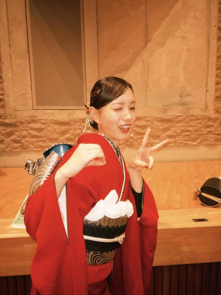 シンプルな赤い無地の振り袖が目を引きます