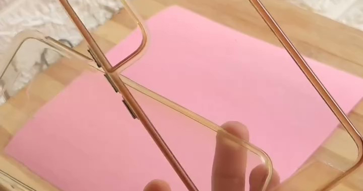 ピンクの紙をスマホケースの大きさに切って、毛糸で縫っていくと……　“かわいい仕掛け”の完成品が150万再生【海外】（1/2） | ハンドメイド ねとらぼ