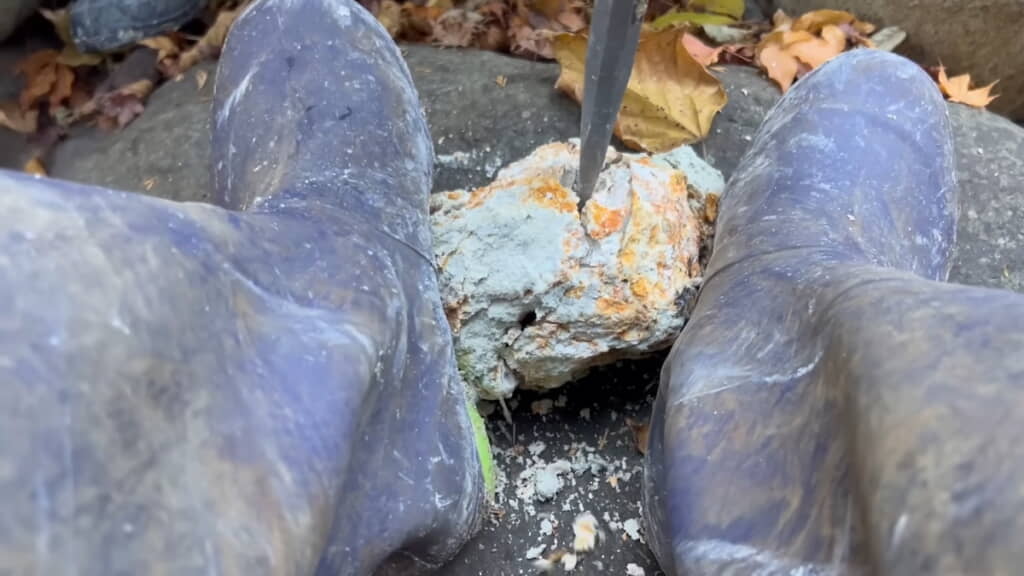 慎重に割ってみると……
