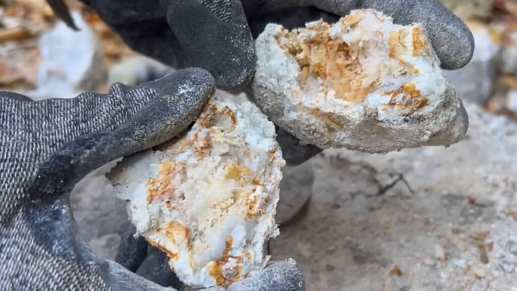 こうへいさんが割った石には小さな晶洞が
