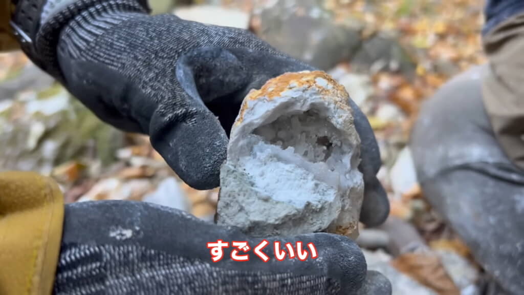 最後に割った石。「ちょっと晶洞は小さいけど見応えはありますね」
