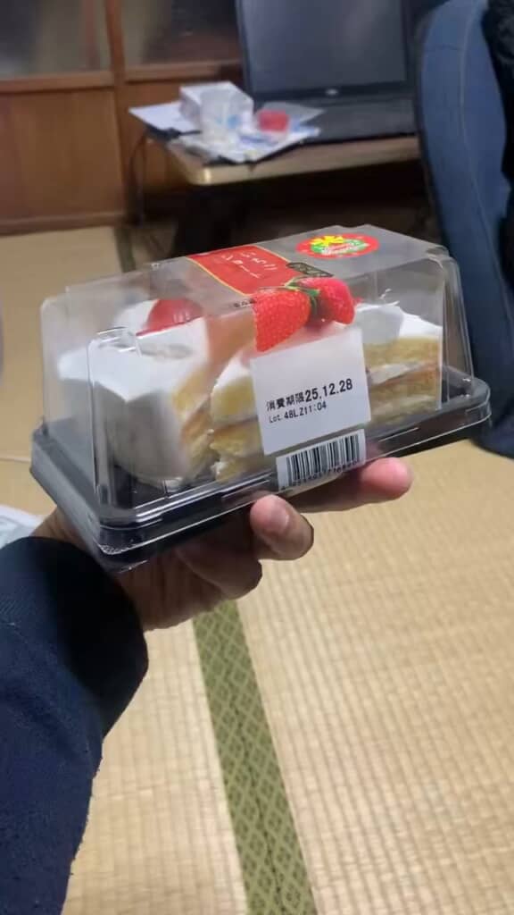 よくある2個入りパックのケーキを……