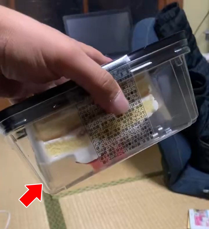 ケーキよりも高さのあるフィルムが、逆さにしたときフタに接触して踏ん張っている