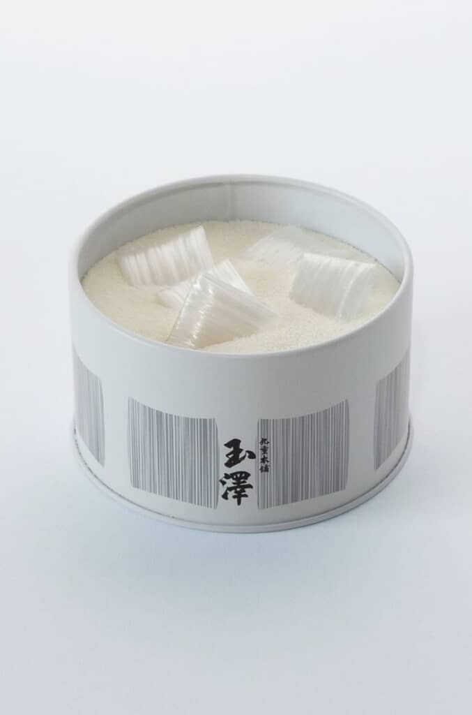 仙台銘菓「霜ばしら」。1缶の値段は4320円（税込）もする高級品です（画像は九重本舗玉澤の公式サイトより引用）
