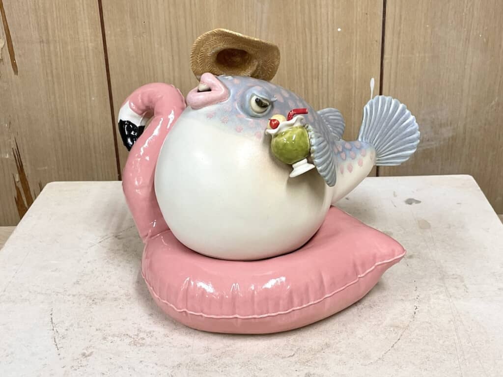 浮き輪の上にフグの陶器作品を追加