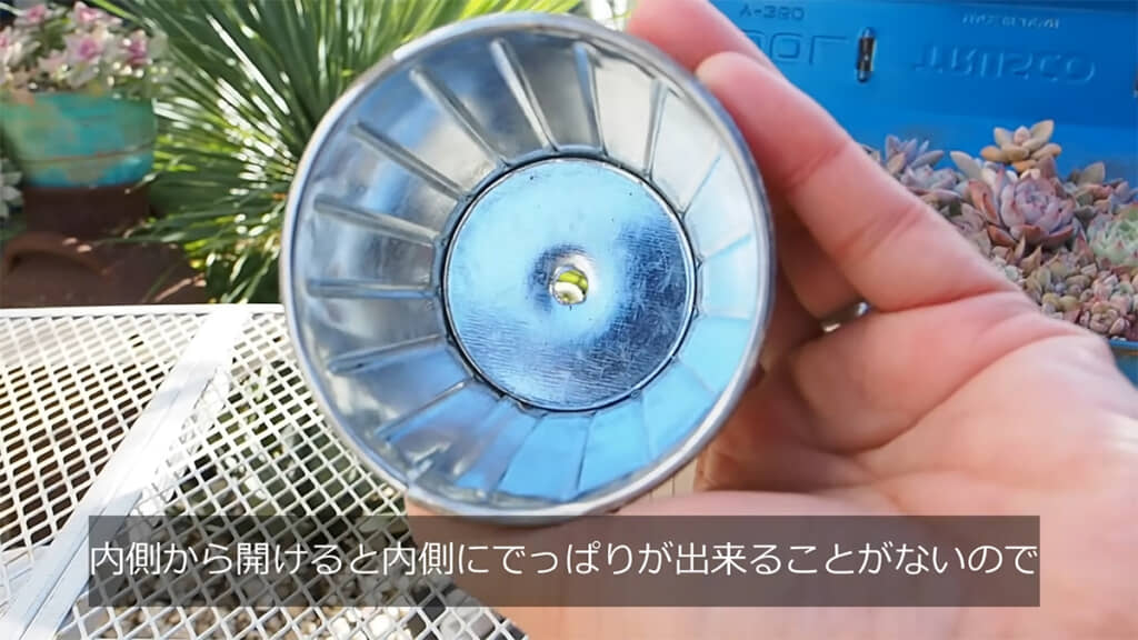 缶の底に穴を開けました