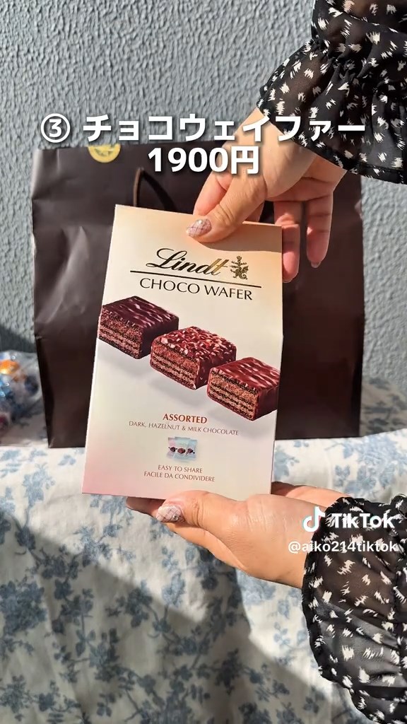 チョコクリームやココアウェハースからなる8つの層を、さらにチョコレートでコーティング