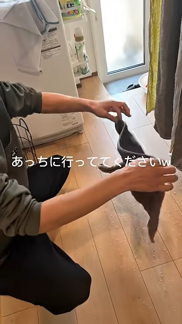 タオルをパタパタ振るアツシさん