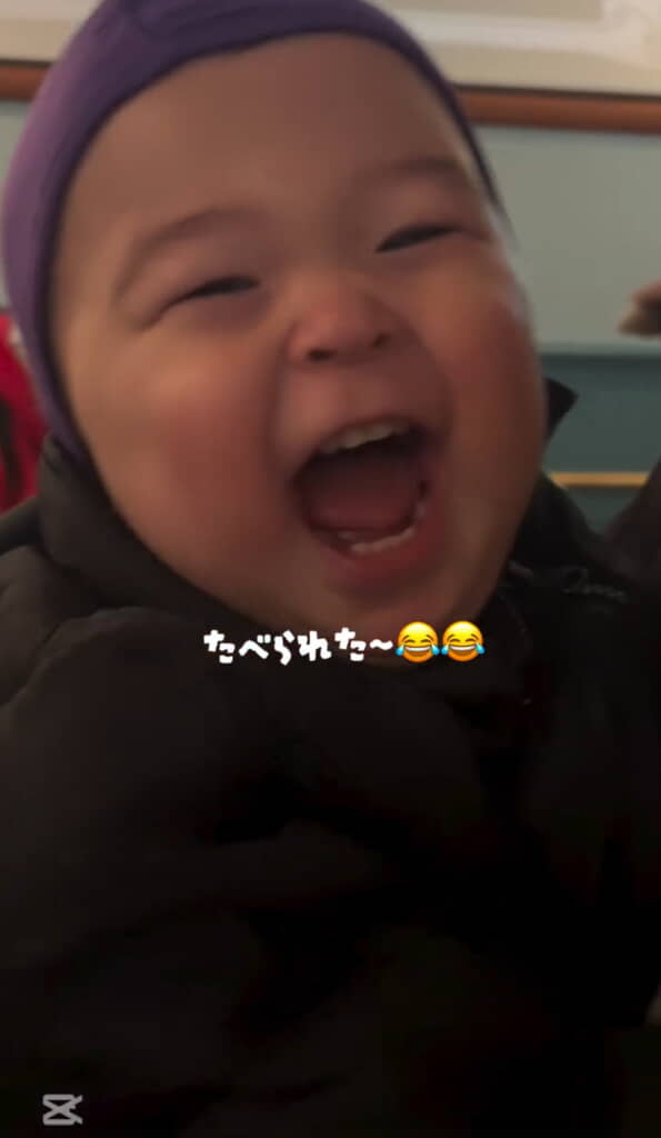 パパにおやつ食べられて大爆笑