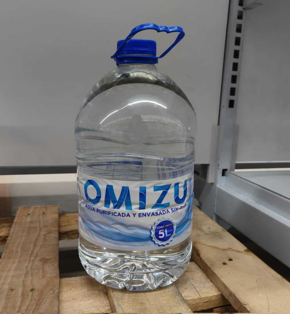 商品名は日本語の「OMIZU」。価格は5リットルで1ドル未満（130円程度）だそうで、かなりお安い