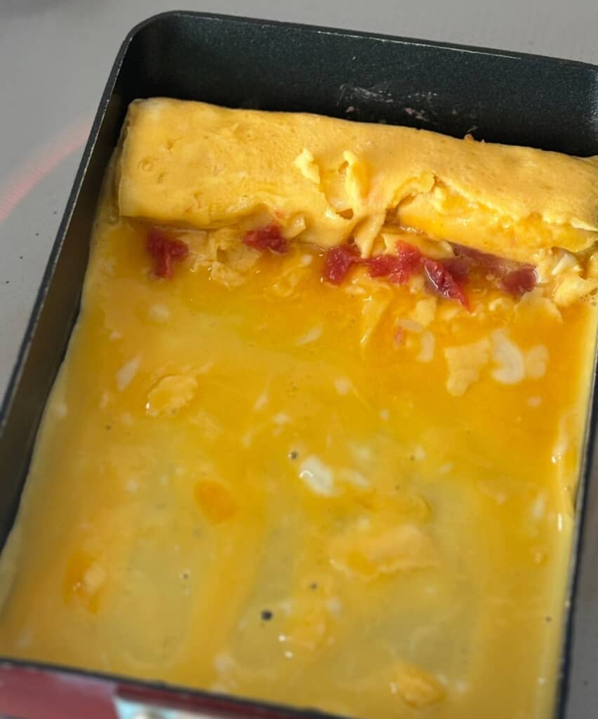 梅チューブや梅干しをちぎったりして入れるだけで、いつもと違う玉子焼きに！