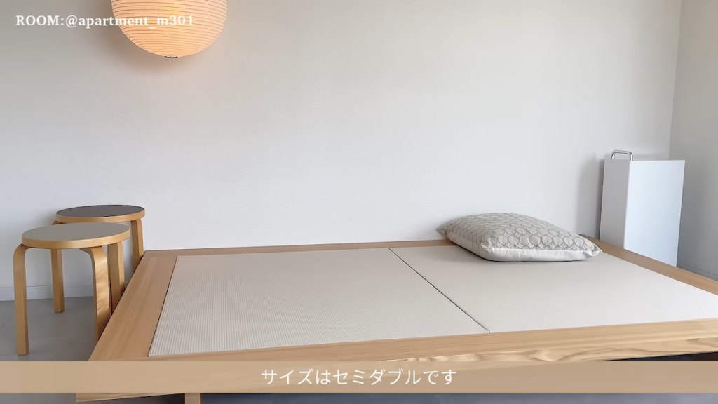 畳ベッドを中心に、スツールや和紙照明を配置