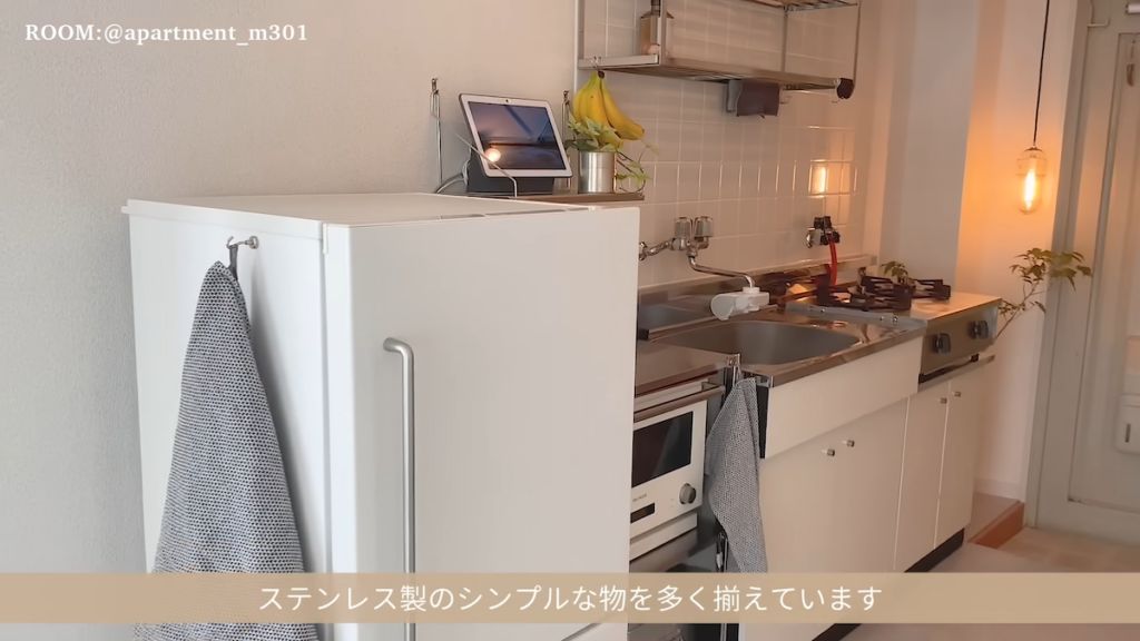 ステンレス製のシンプルなアイテムが並ぶキッチン