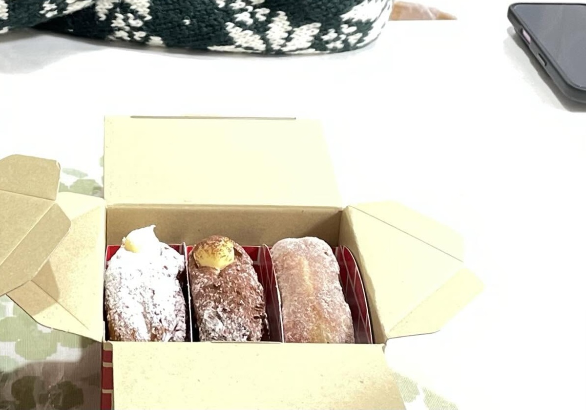 大量のお土産と帰省した息子→上着を脱ぐとまさかの……　母びっくりの光景に「え〜！！！」「すごすぎます」（1/3） | ライフスタイル ねとらぼ