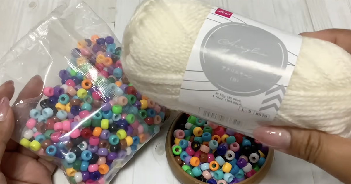 ダイソー毛糸に1200個のビーズを通して、かぎ針でひたすら編むと……　カラフルなお出かけアイテムに「めちゃくちゃ可愛い」（1/2） | 編み物 ねとらぼ