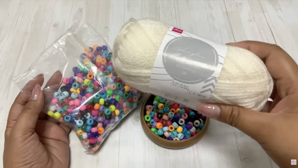 大量のビーズとダイソーの毛糸でバッグを編みます