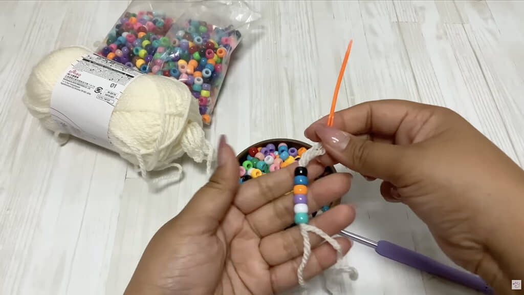 まずはひたすら毛糸にビーズを通して……