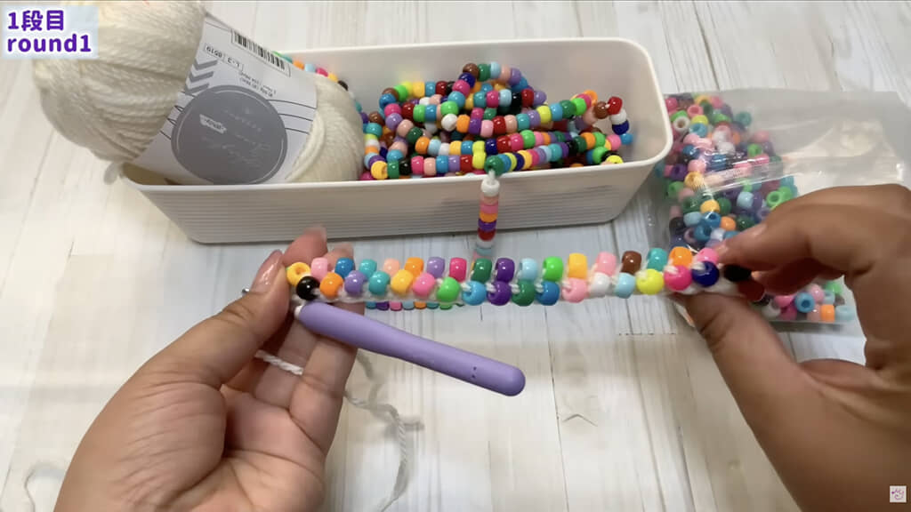 半目を拾って細編みで折り返し……