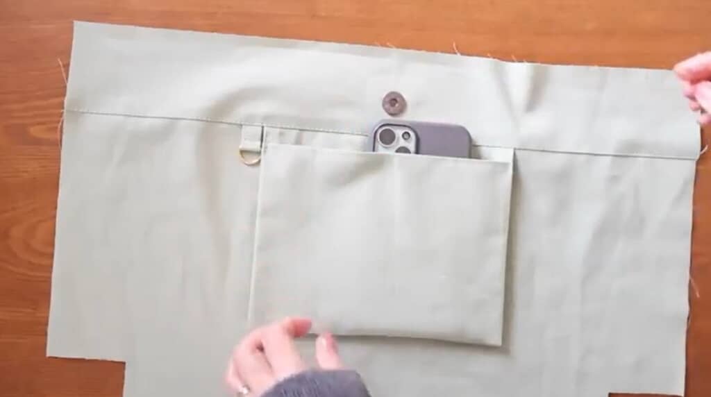 裏布と吊りポケットなどを縫い合わせました