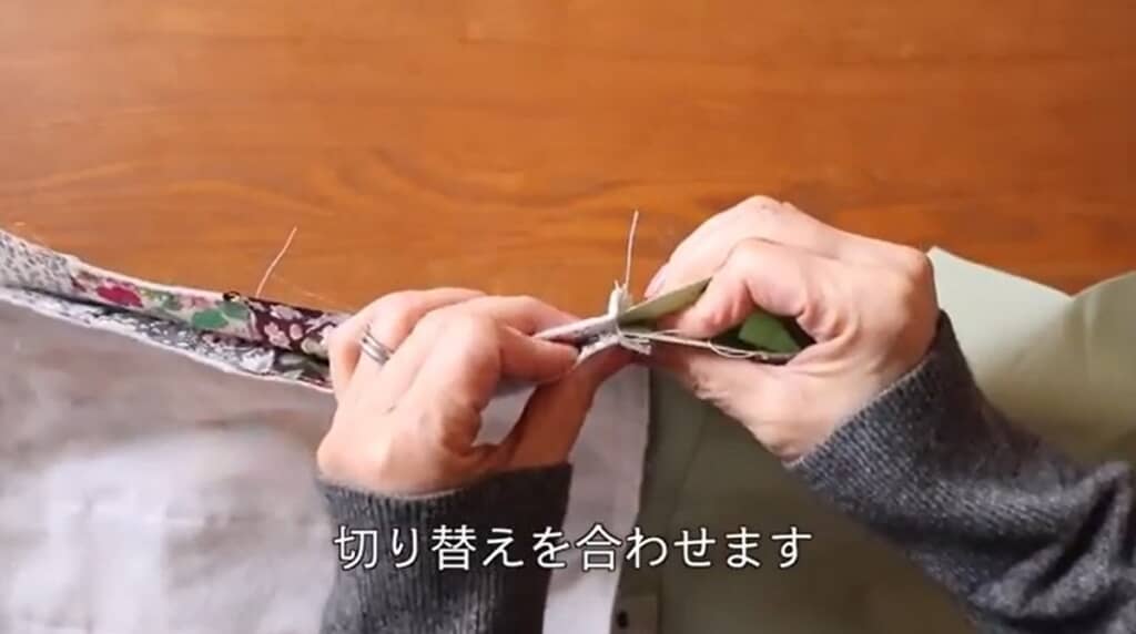 切り替えを合わせて2組の生地を縫います
