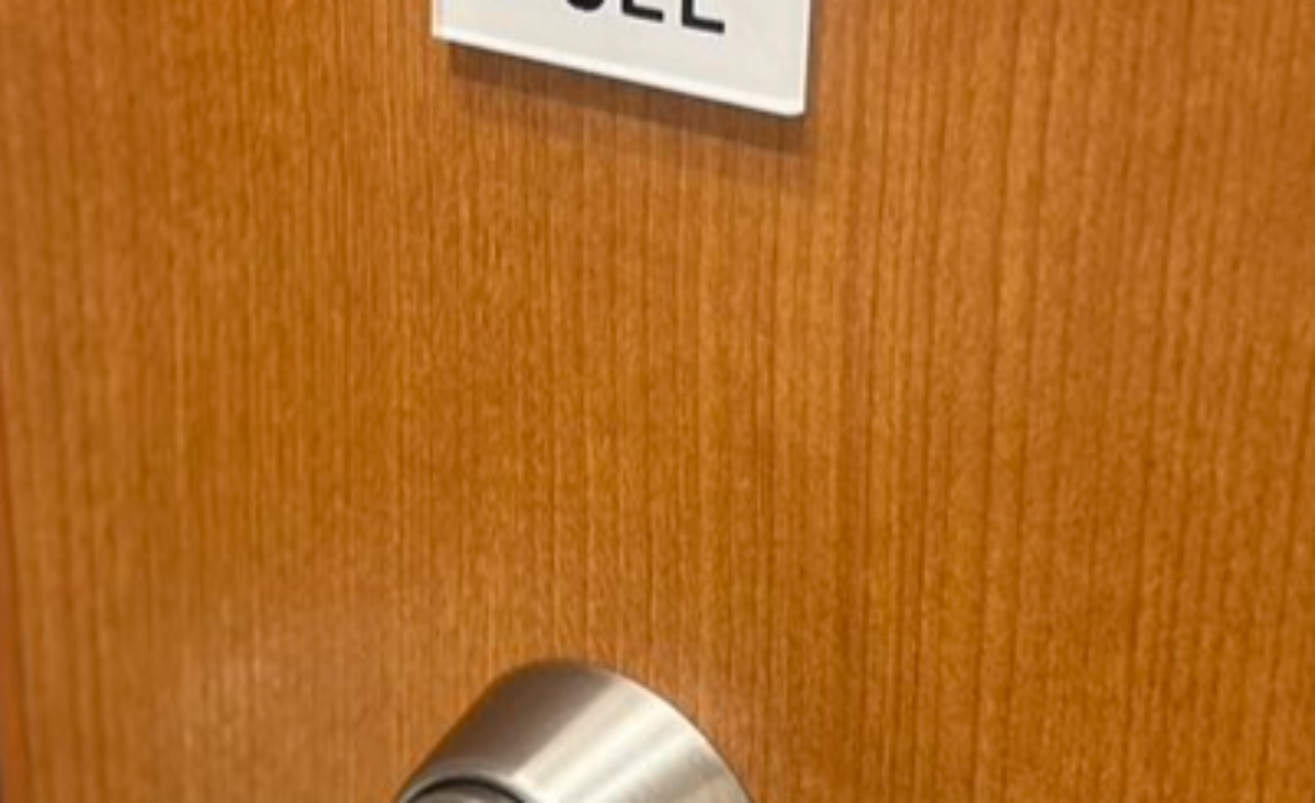 外出先で席の案内→6歳娘が「ここだね！」と反応したのは……　父驚がくの光景に「なるほど…大人には読めませんね笑」「吹きました」（1/3） | ライフスタイル ねとらぼ