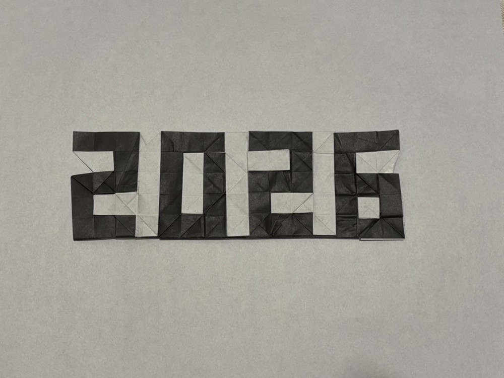 黒い紙で書かれた2026