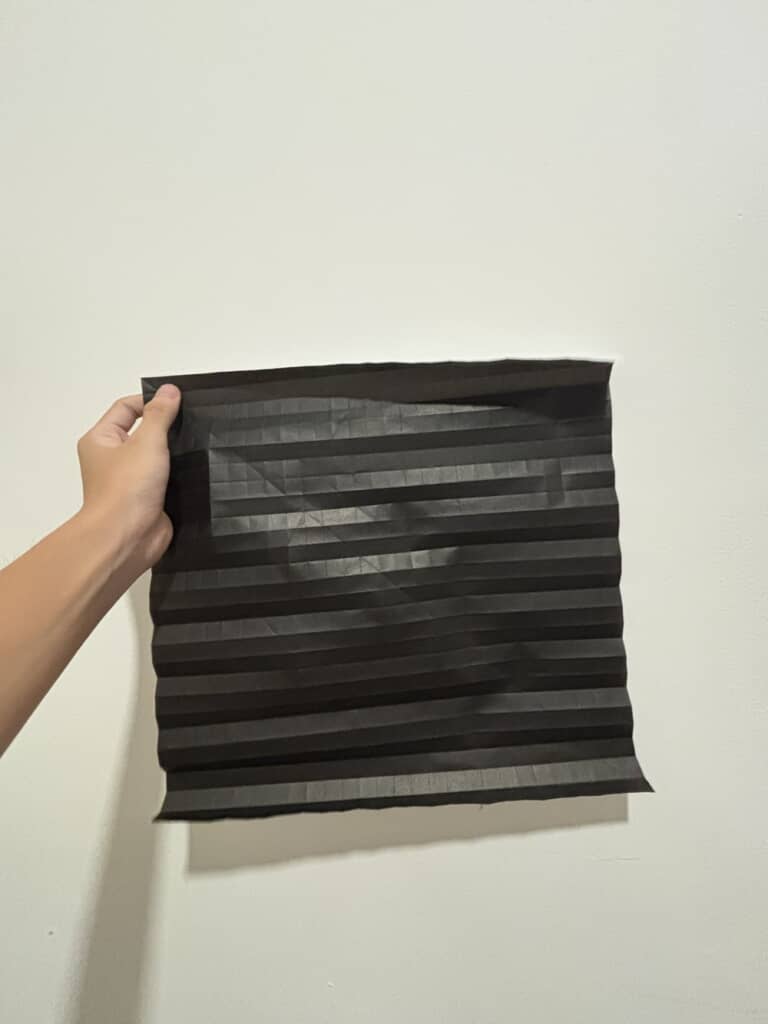 折り目が付いた黒い紙