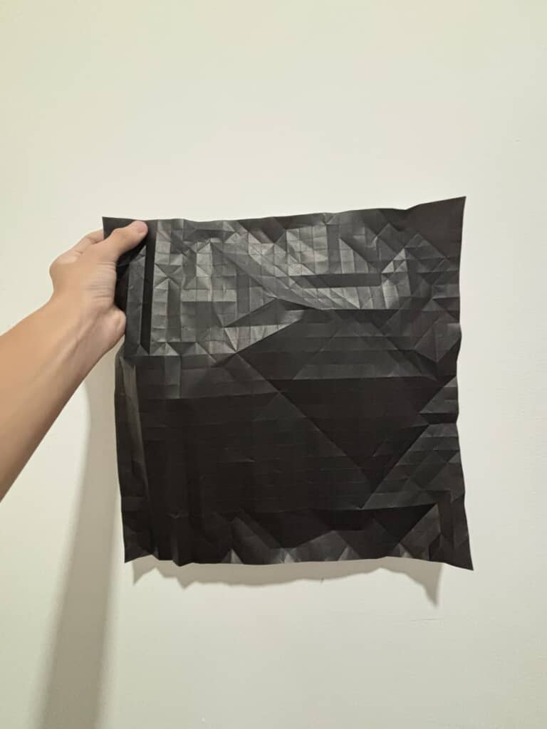 折りたたまれていく黒い紙