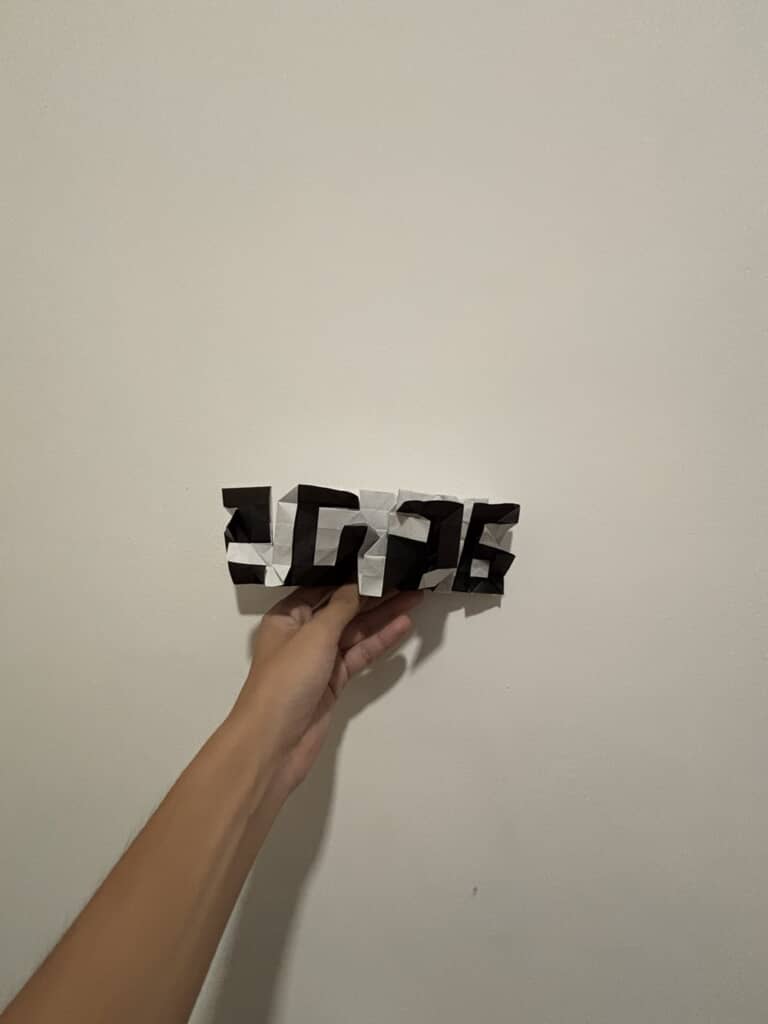 クシャクシャになった状態の黒い紙