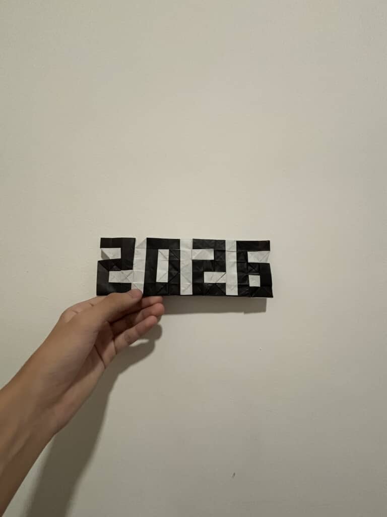 完成した紙製の「2026」