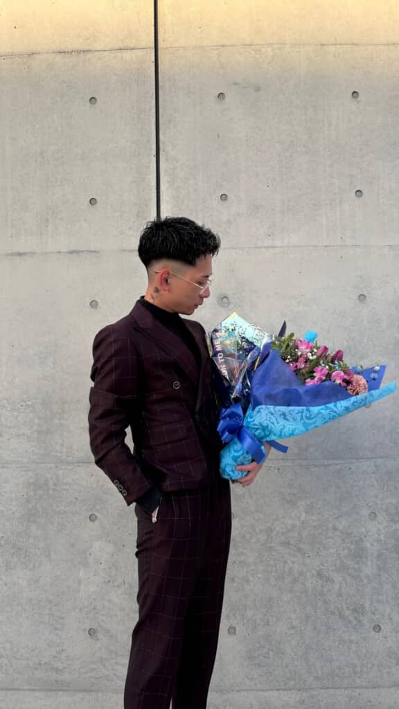 花束を持ってパシャリ