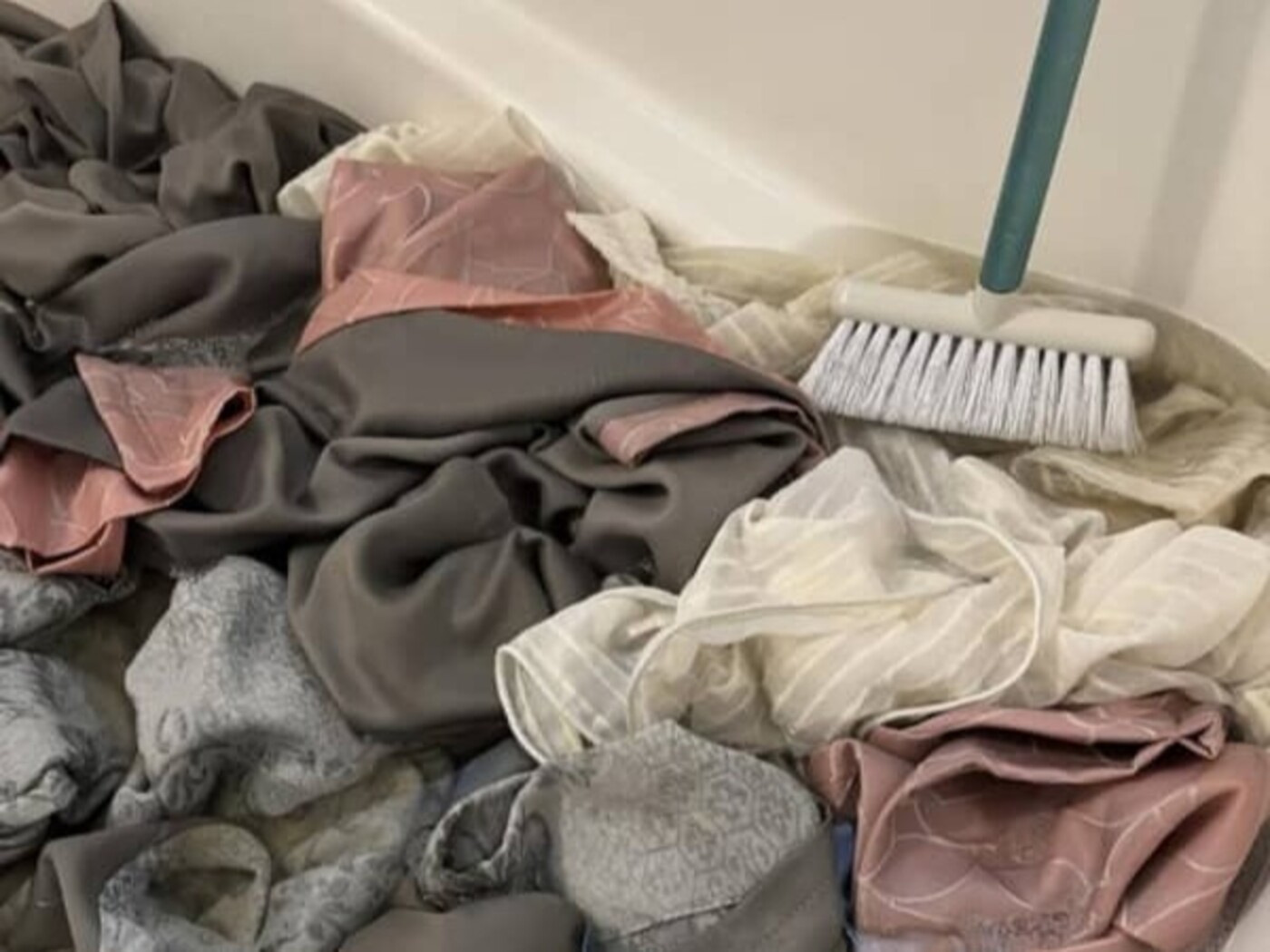 4、5年洗っていなかったカーテン→4歳児ママが覚悟して、風呂で洗濯したら……　「まじ?!　え!?」“家族全員叫んだ”衝撃の光景に「ぎゃー」「怖い怖い」（1/4） | ライフスタイル ねとらぼ